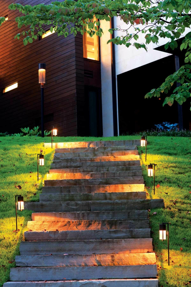 maison-moderne-pente-lanternes-suspendues-LED-marches
