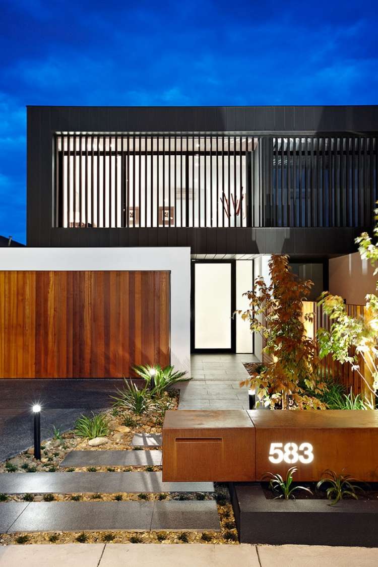maison-ultra-moderne-jardin-rocaille-érable-Japon-bornes-lumineuses