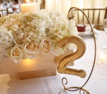 mariage-blanc-or-centre-table-roses-blanches-bougie-numéro-suspendu