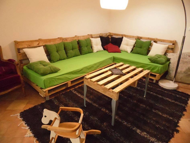 meuble en palette bois-coussins-table-chaise-bascule-enfant