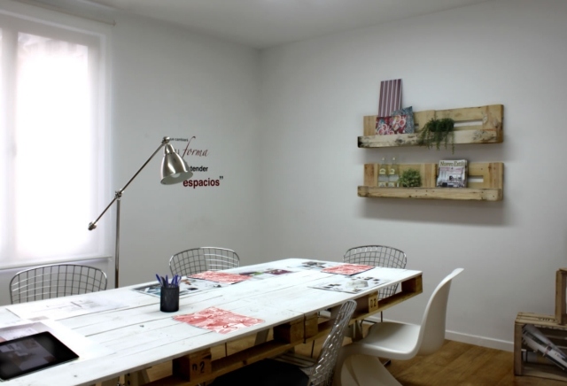 meuble-en-palette-table-rectangulaire-etageres-murales-chaises