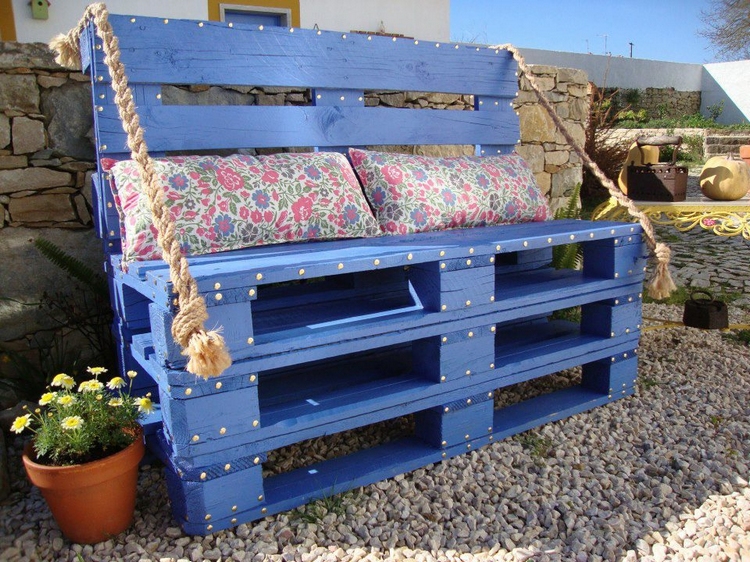 meuble-palette-déco-originale-banc-jardin-peint-bleu-violacé