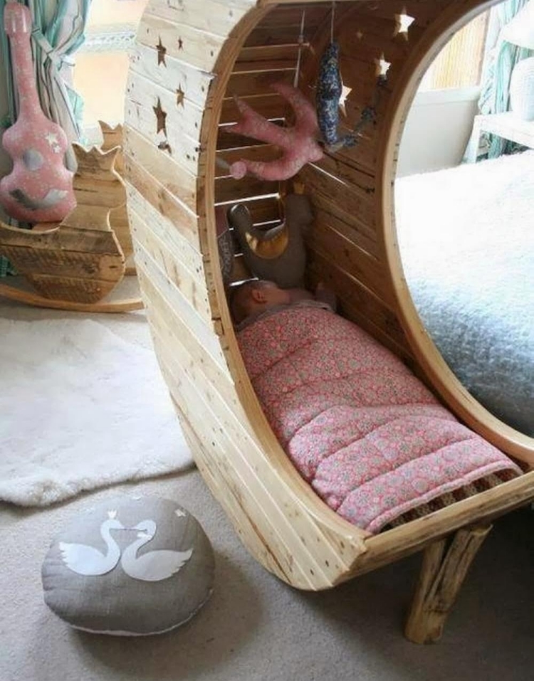 meuble en palettes bois-fascinant-lit-bébé-forme-lune-berceau