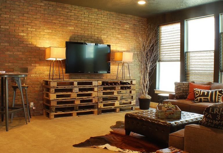 meuble en palettes bois-meuble-tv-mur-briques-salon-industriel