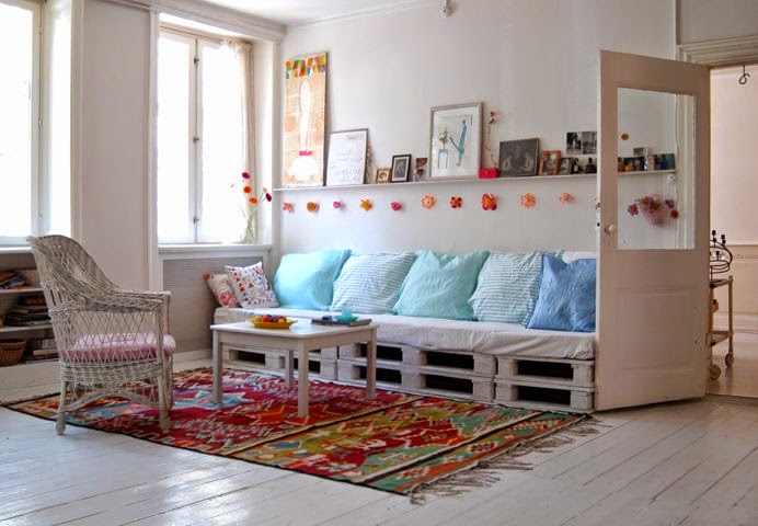meuble en palettes bois-peintes-blanc-canapé-super