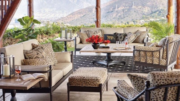 meubles-de-jardin-coussins-motif-leopards-canape-droit