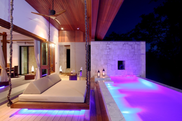 meubles de jardin terrasse-balancelle-luxe-piscine-eclairage