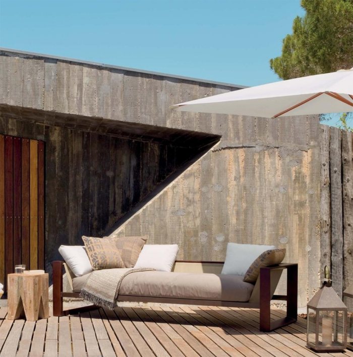 meubles-de-jardin-terrasse-canape-droit-parasol-revetement-sol-bois