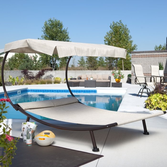 meubles-de-jardin-terrasse-lit-confortable-parasol