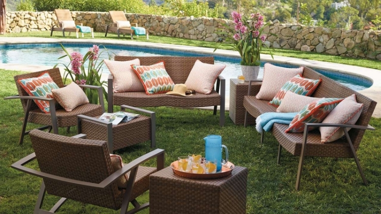 meubles-de-jardin-terrasse-piscine-coussins-pelouse