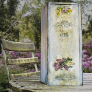 meubles vintage buffet-bois-patiné-fleurs