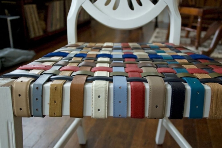 meubles-vintage-chaise-bois-ceintures-colorées