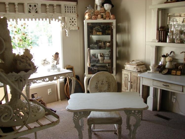 meubles-vintage-table-bois-blanc-effet-vieilli