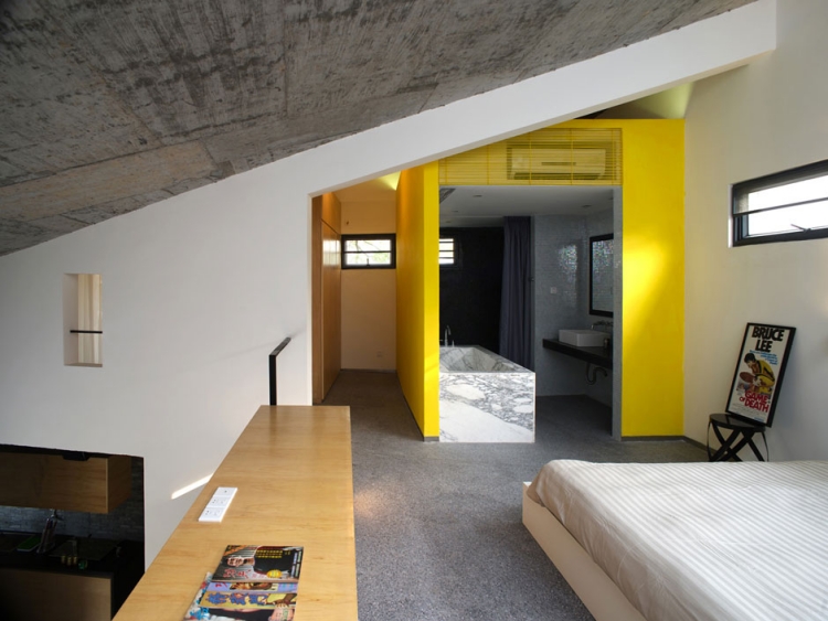 mezzanine-moderne-salle-bain-ouverte-chambre-mur-jaune-canari