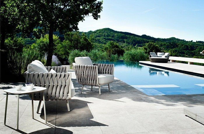 mobilier-exterieur--fauteuils-tout-confort-piscine-table-basse