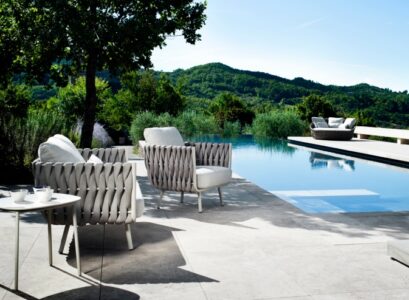 mobilier-exterieur-piscine-table-basse-coussins-confortables