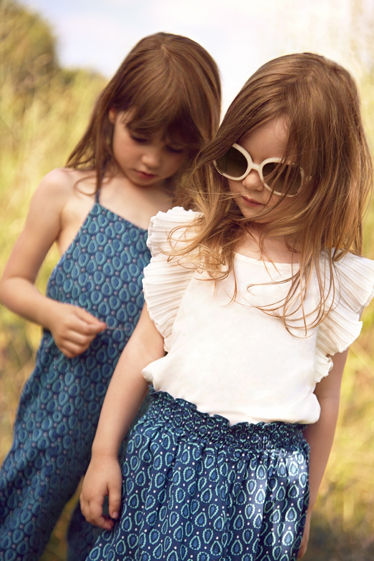 mode-enfant-petite-fille-2015-chloe-jupe-bleue-top-blanc-combinaison