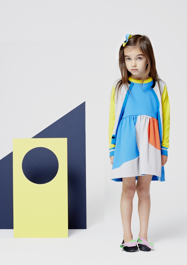 mode-enfant-petite-fille-roksanda-robe-bleu-blanc-chandail-boutons-jaune