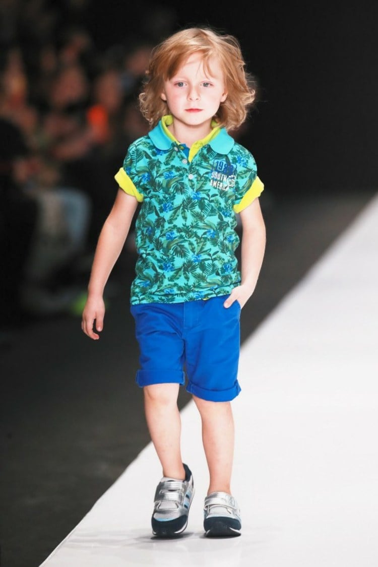 mode-enfants-garçons-printemps-T-shirt-palmiers-shorts-bleus mode enfants