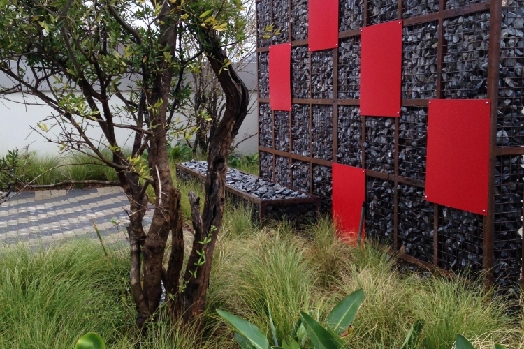 mur en gabion brise-vue-jardin-effet-sculptural-banc