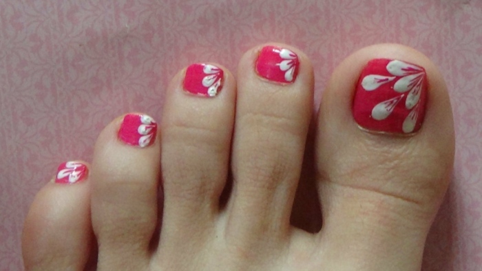 nail-art-facile-pieds-base-rose-motifs-floraux-blancs