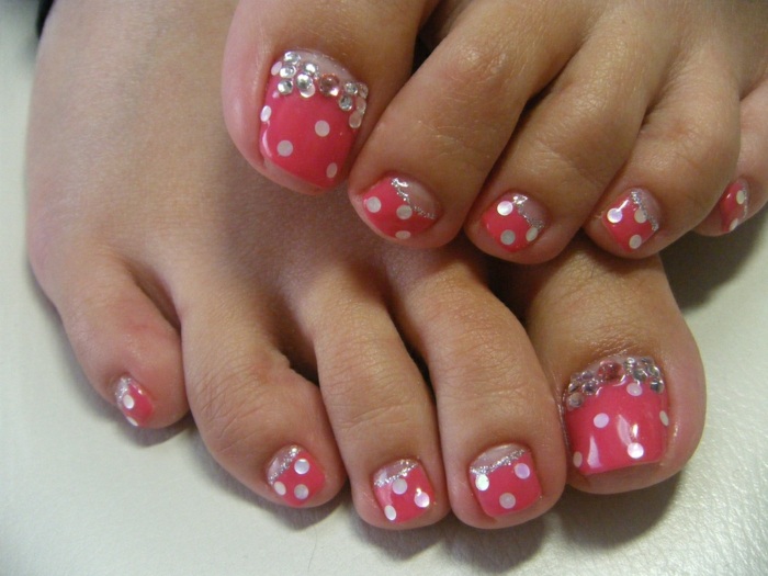 nail-art-facile-pieds-base-rose-pois-blancs-strass