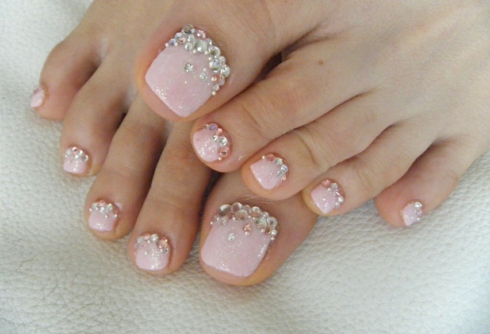 nail-art-facile-pieds-base-rose-pâle-pailleté-strass