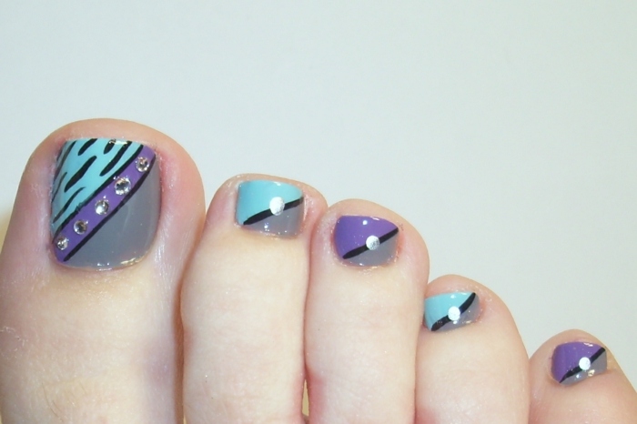 nail-art-facile-pieds-bleu-ciel-lilas-gris-strass