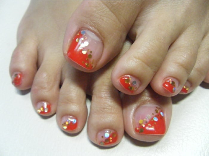 nail-art-facile-pieds-orange-vernis-transparent-paillettes