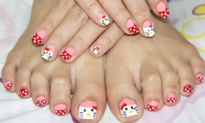 nail-art-facile-pieds-pois-blancs-déco-Hello-Kitty