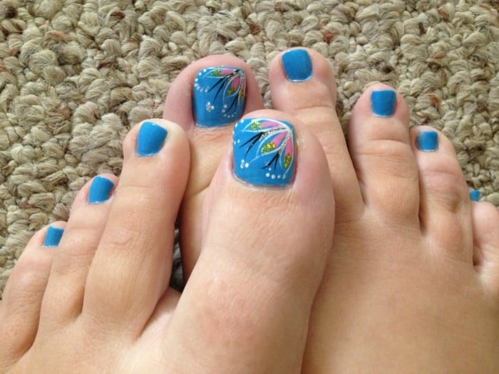 nail-art-facile-pieds-printemps-été-base-bleue-fleurs