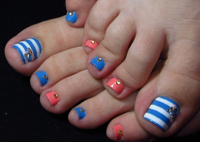 nail-art-facile-pieds-rayure-blanc-bleu-orange-strass