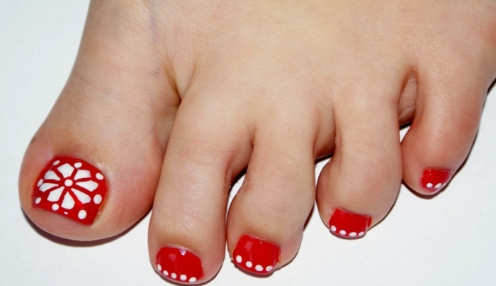 nail art facile pieds vernis-rouge-fleur-pois-blancs