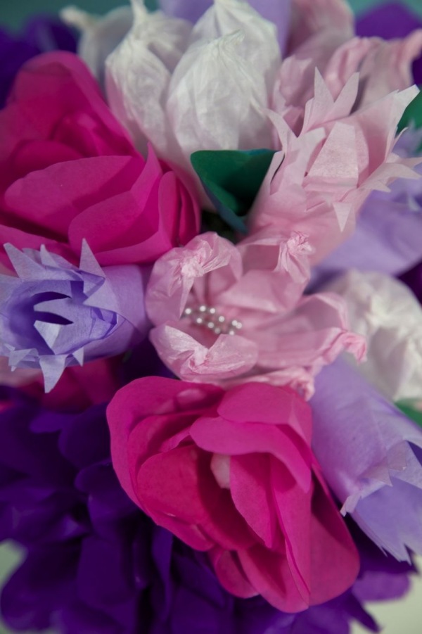 offrir-des-fleurs-papier-crepon-fete-des-meres-couleur-bleue-rose