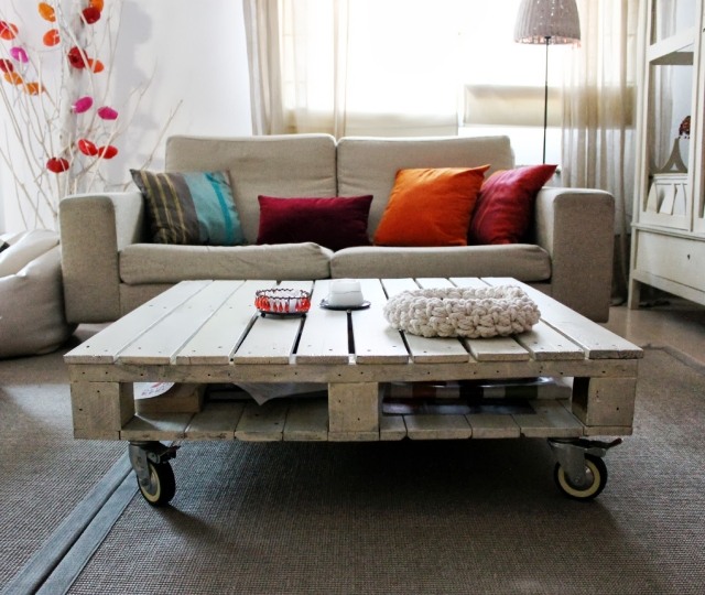 meuble en palette bois-table-roulette-salon-canape-droit