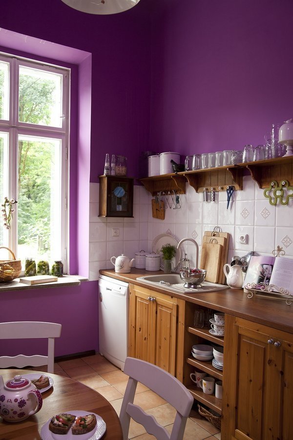 peinture-cuisine-audacieuse-violet-meubles-bois