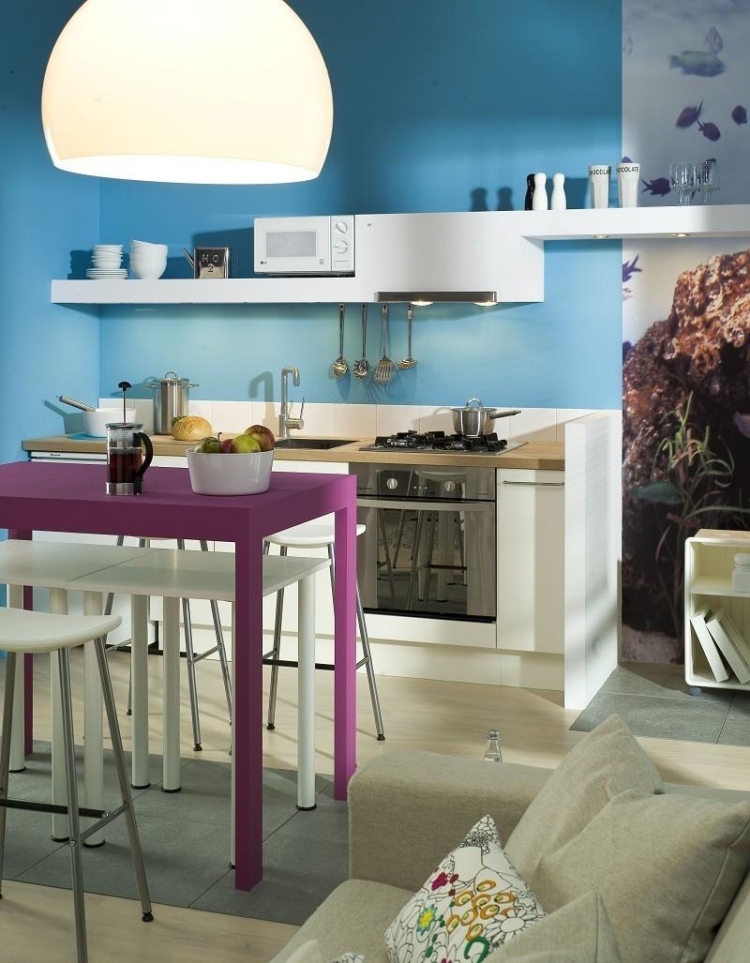 peinture cuisine bleu meubles blancs-table-haute-lilas