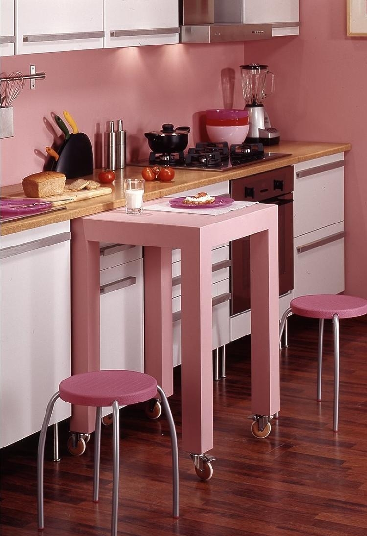 peinture-cuisine-rose-pastel-table-appoint-roulettes