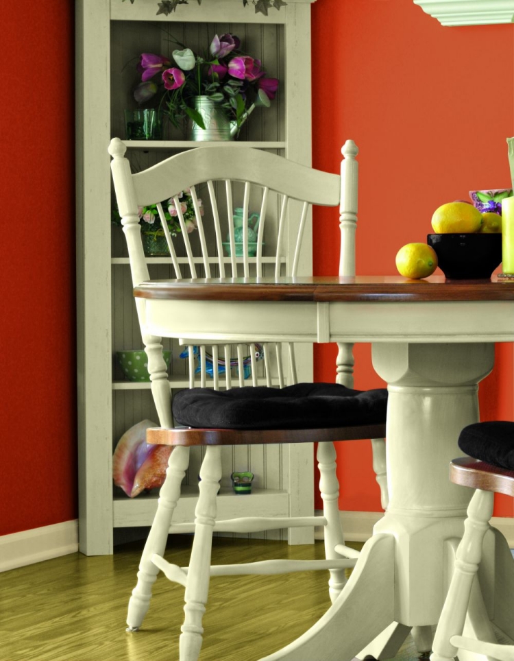 peinture cuisine rouge orangé meubles-blancs