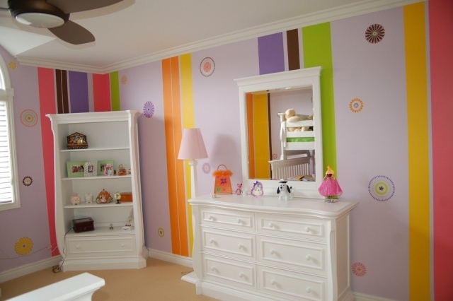 peinture-décorative-murale-chambre-bébé-rayures-multicolores-fleurs
