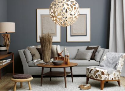 peinture-grise-salon-moderne-ensemble-canape-coussins-table-ronde