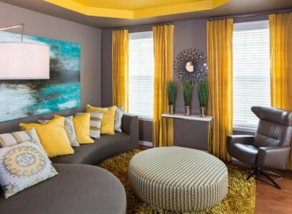 peinture-murale-couleur-grise-plafond-jaune