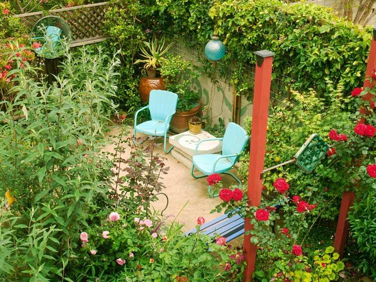 petit jardin arrière-cour-coin-repos-plantes-treillis-lanternes