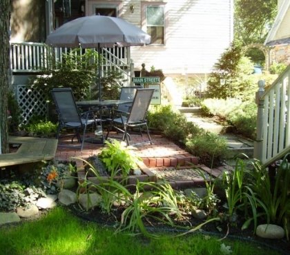 petit jardin terrasse-brique-coin-repos-parasol-banc-arbre