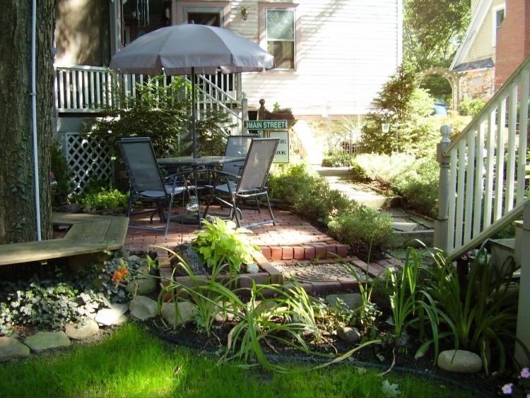 petit jardin terrasse-brique-coin-repos-parasol-banc-arbre