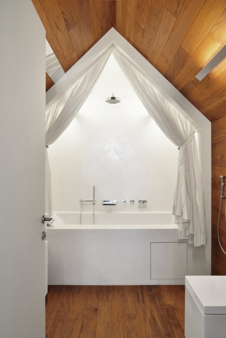 petite-salle-bain-combles-baignoire-moderne-lambris-bois