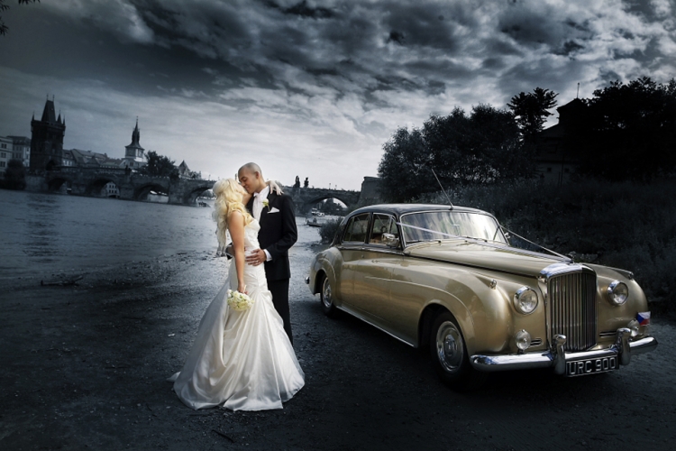 photo-mariage-HDR-noir-blanc-touche-couleur-voiture-vintage