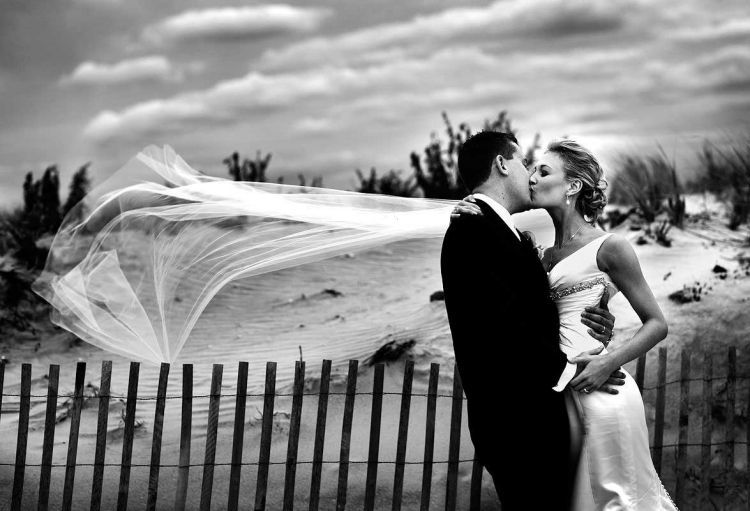 photo-mariage-HDR-noir-blanc-voile-vent-Scott-Lewis