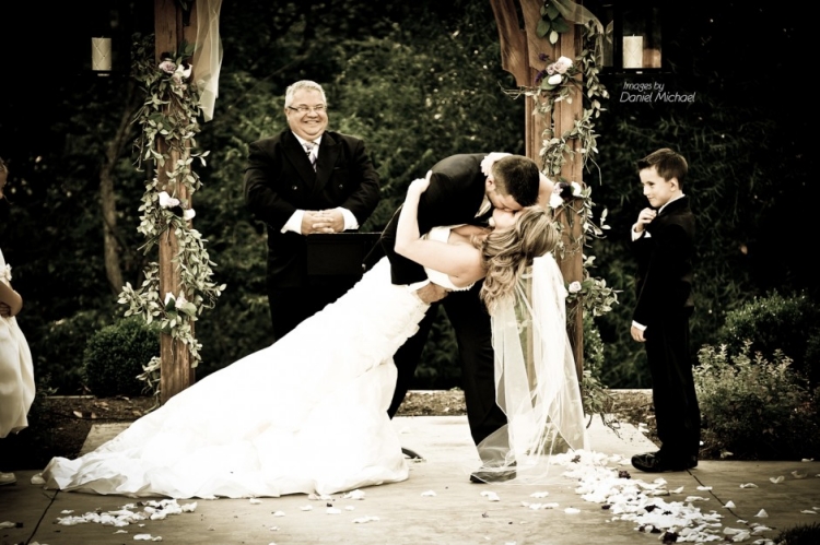 photo de mariage HDR premier baiser mariés autel arche