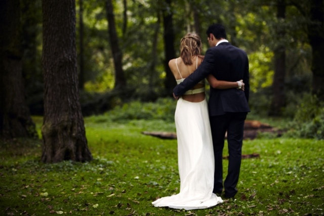 photo-mariage-mariés-étreinte-romantique-forêt